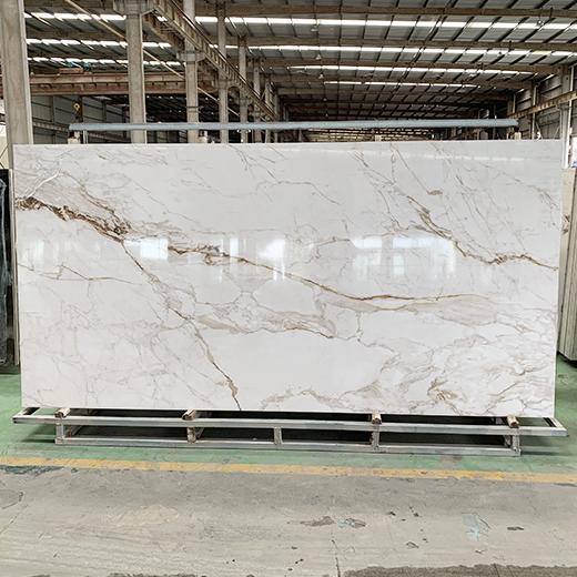 Losa sinterizada de oro Calacatta para pared de baño