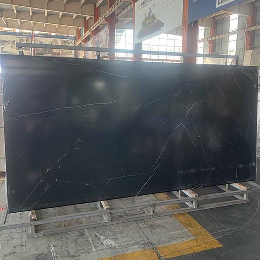 Piedra sinterizada tipo mármol negro sin sílice