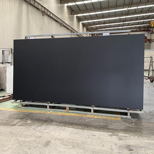 Mesa de centro negra con superficie en forma de cuerno