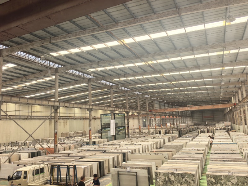 Almacenamos una gran cantidad de losas de piedra sinterizada en el almacén cerca de Xiamen